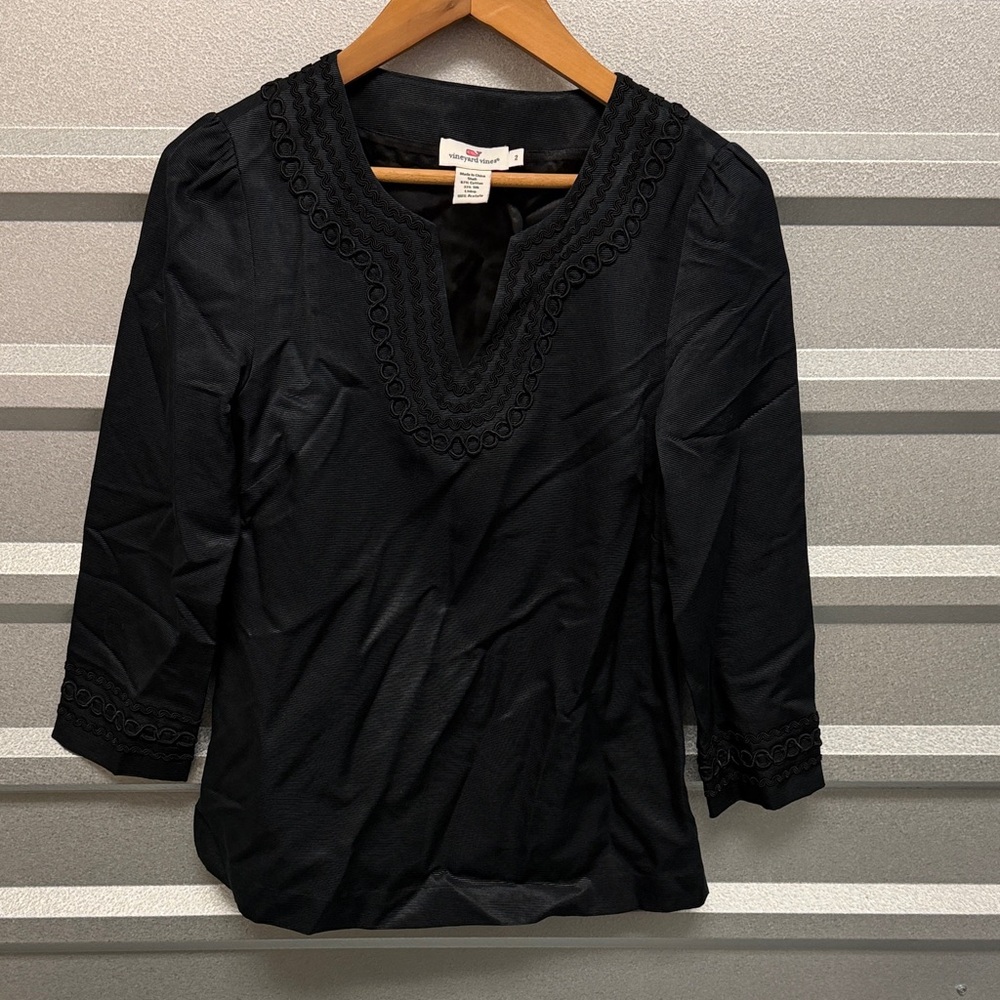Vineyard Vines Women’s V Neck Scalloped Silk Blouse Size 2 Office Classy Top